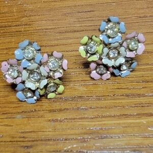 Vintage 1950’s pastel flower cluster rhinestone screw back earrings pink blue
